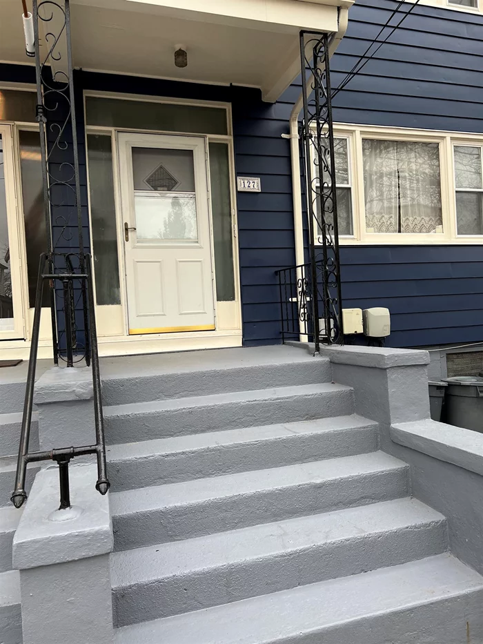 Beautiful apartment on a quiet residential block. Newly renovated, new floors and new stainless steel appliances. Heat and hot water included. Two bedrooms, big walk-in closet. Central a/c. Easy access to public transportation. Welcome home!