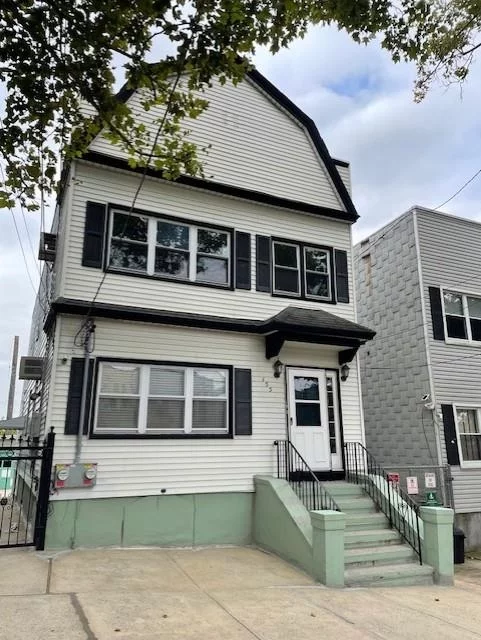 Beautiful 3 bedrooms apartment, located in an excellent area and close to shopping, schools, park and easy transportation to NYC. Owner pays for water, Tenant pays for gas, electricity, heat and other utilities.