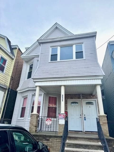 3BED/ 1 BATH APARTMENT IN BERGEN LAFAYETTE AREA OF JERSEY CITY, GOOD SIZE BEDROOMS WITH CENTRAL AIR/HEAT. PARKING AVAILABLE FOR EXTRA FEE.