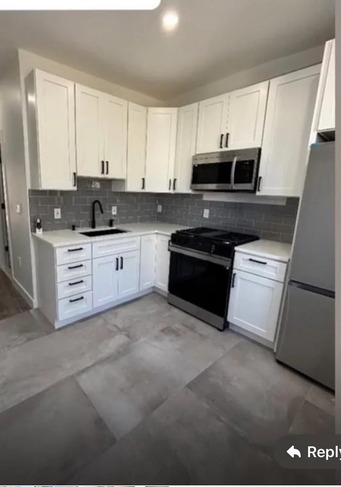 WELCOME TO THIS FULLY RENOVATED 2 BEDROOM 1 FULL BATH UNIT LOCATED IN THE HEART OF BUSY MLK DRIVE VERY CLOSE TO PUBLIC TRANSPORTATION AND A VARIETY OF STORES FOR CONVENIENT SHOPPING AND DINING. VACANT AND MOVE IN READY.