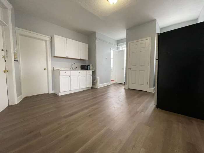 3 bedroom and 1 bath apartment, ready for move in. Pet friendly. Tenant pays gas and electric. Apartment is located in Bayonne. Call for a private showing today!