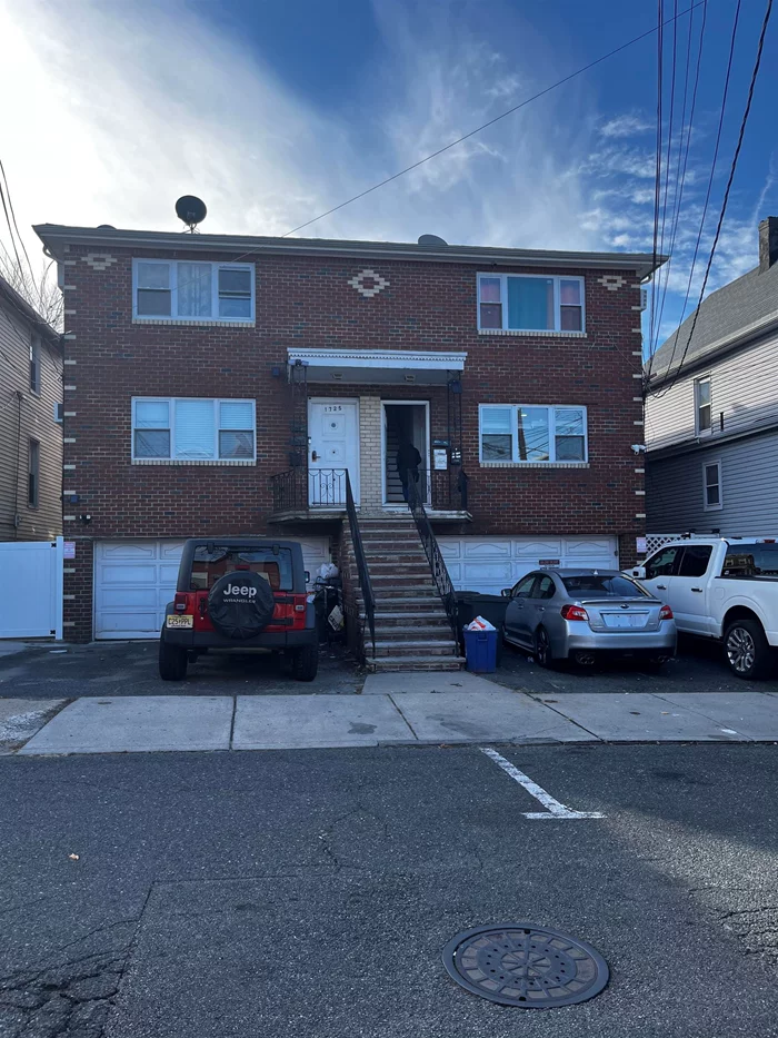 VERY NICE, SPACIOUS, BRIGHT, CLEAN 2 BD. APT. CLOSE TO SHOPPING, PARKS, RESTAURANTS, BUS STOP TO NYC. ACESS TO BACKYARD, NO PARKING, PETS ALLOWED NO MORE THAN 10-12 LBS. SCHEDULE A VIEWING TODAY AND DISCOVER THE COMFORT AND CONVENIENCE.