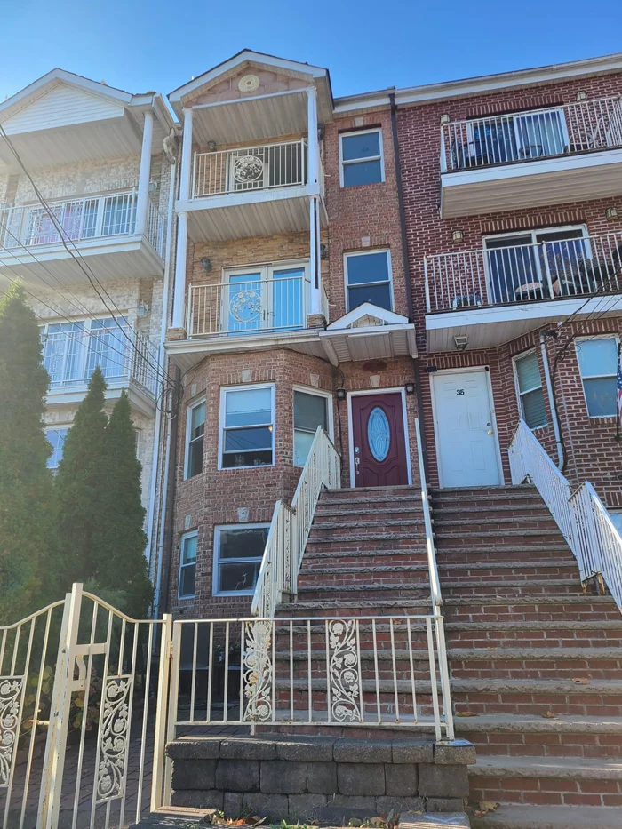 This great apartment on the 1st floor 2 bed 1 bath, Featuring a spacious living room, nice and open kitchen hardwood floors and private backyard. Located close to several restaurants, bus stops, universities/schools, Lincoln Park, Lafayette pool and park you must see it!