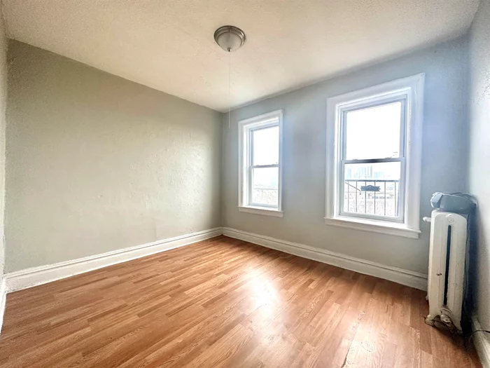 Junior 1 Bed 1 Bath in the Jersey City ! This beautiful apartment features appliances, gas stove and refrigerator. Only a few blocks away from the train and buses. Schedule your tour today! Pets upon approval.  High Ceilings Hardwood Floors Intercom Natural Light in Living Area Eat In Kitchen Appliances