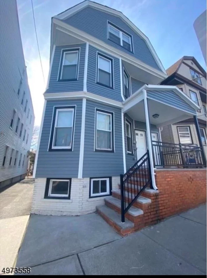 This charming, 2 bedroom, 1 bathroom apartment offers a comfortable living space in a highly convenience location, close to Kearny Avenue, Newark Airport, and major highways. The apartment is ideal for anyone looking for easy access to transportation hubs while maintaining a cozy, functional living environment.