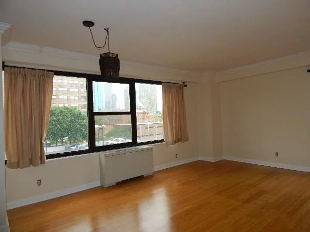 One bedroom, one bath corner unit in downtown Jersey City. Hardwood floors, lots of closet/storage space. Rent includes utilities (heat, hot water, gas and electricity), 24hr doorman building. Laundry on premises. Close to PATH-Grove St station, shops, restaurants, supermarket (Whole Foods), near the light rail.