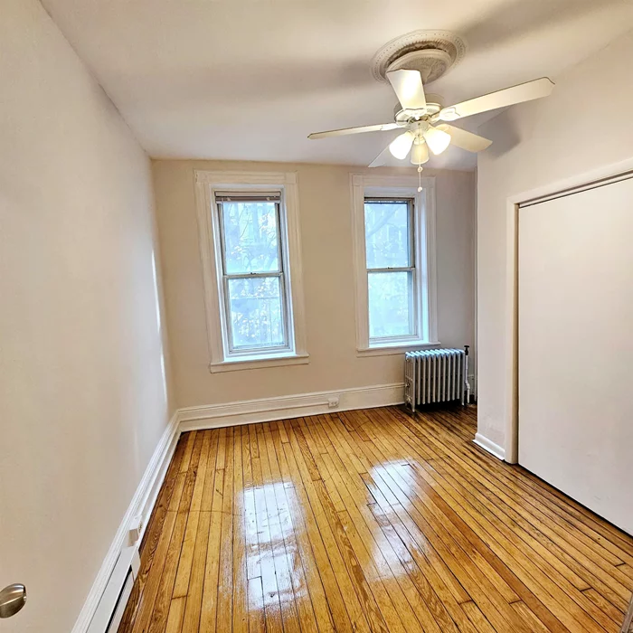 This second floor, newly renovated one bedroom is located in a meticulously maintained building with a laundry room and shared backyard. The unit offers hardwood floors, granite countertops, and a laundry room in the basement. Come take a look at this wonderful Hoboken opportunity and make it your next home! Requirements to rent include salaries totaling $72K, and credit scores of at least 675. Housing Choice Vouchers welcome. Se Aceptan Vales de Eleccion de Vivienda.