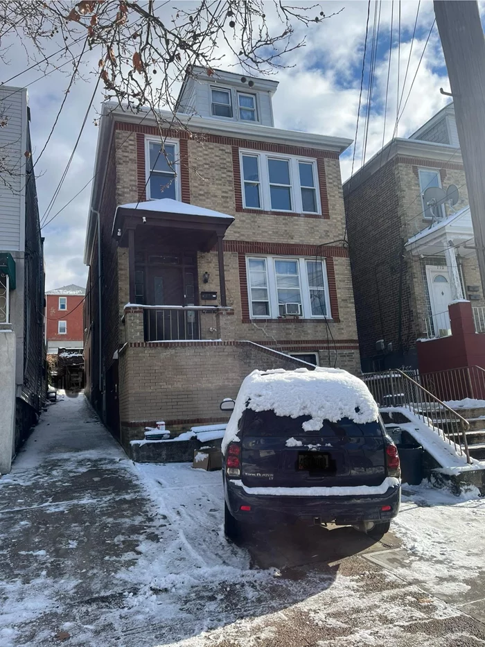 Excellent large 3 bedroom 1 bathroom vacant apartment in North Bergen! A great location to easily commute to NYC and Hoboken. This apartment includes hardwood floors. Tenant has to pay their own utilities with parking available for an extra $150. Rental insurance preferred. Schedule a tour today!!!