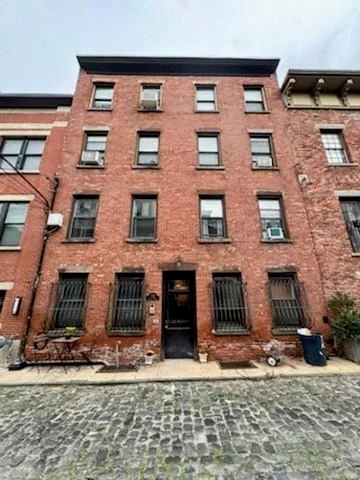 Cozy one bedroom apartment in the heart of Hoboken. Few blocks away from Water front Parks and immediate transportation access to Path Train, NYC Ferry, Bus and shuttle bus. Steps away from everything Hoboken offers: Restaurants, Shopping, Gym and Nightlife.