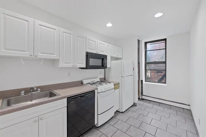 3 bed/1 bath in trendy uptown Hoboken. Walk into hardwood floors spread throughout the apartment with large bedrooms and great living space. Building is pet friendly and perfect for roommates! A short walk to the bus stop and Trader Joes. Next to restaurants, bars, shopping, park, and much more. Large dogs ok (with fee)! Available now!