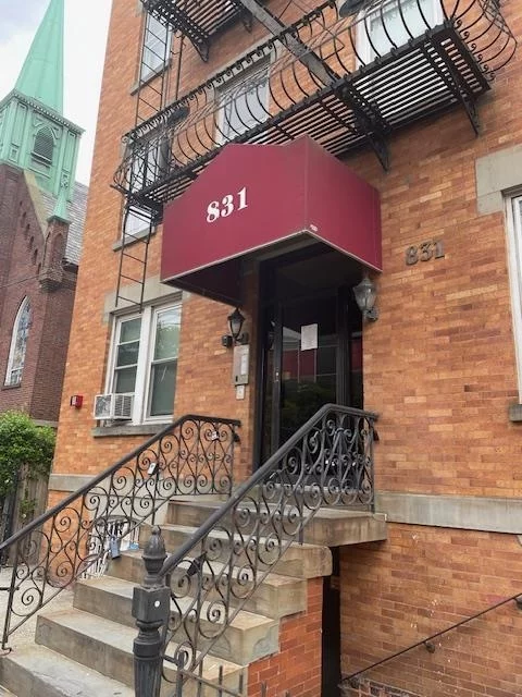 Hoboken: Magnificent apartment (freshly painted) located in a quiet and charming neighborhood features one bedroom, dining area, living room and washer/dryer in building. Very close to shopping, restaurants and steps away to Columbus Park/NY bus transportation. Book your appointment now.