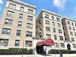 Ideal classic apartment, with indoor gym included, only a couple of blocks to JSQ Path train station, near Holland tunnel and major highways. Bus stop across the street. Charter & public school in the area. Wendy's, Taco Bell and Starbucks nearby. Shops and restaurants all over Journal Sq.