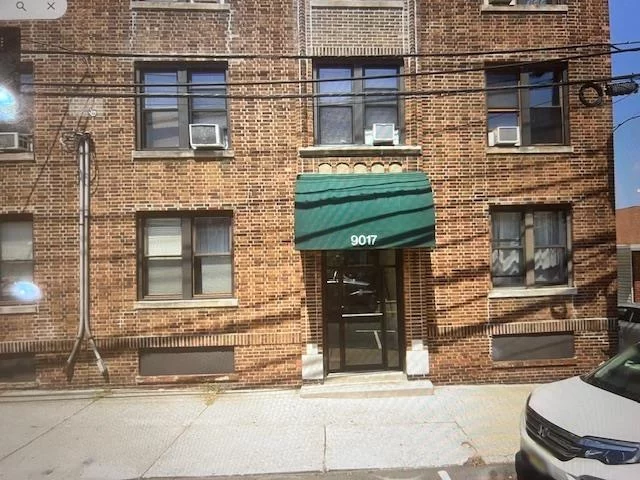 Nice 1 Bedroom condo for rent in North Bergen on Bergenwood Ave. Hardwood floors thru-out. Big living room. Extra large bedroom. Heat and hot water included in the rent plus laundry in the building. Well-kept property close to all NYC transportation and shopping district. Pets are allowed.