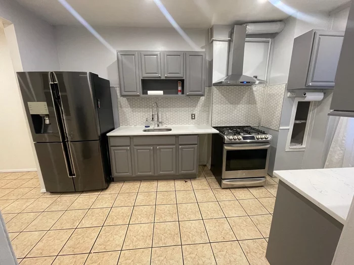 Welcome home to this 3 bedroom 1 bath in union city. Apartment features tile floors, nice sized bedrooms, and stainless steel appliances.