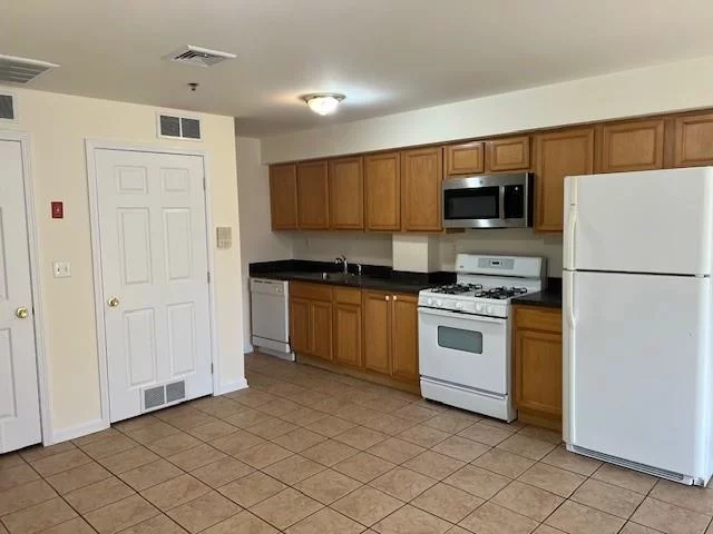 Large 1200 sf 2 bed 2 bath unit in elevator building. Parking is available for additional $275 per month. Large bedrooms, closets, living room. OWNER IS A LICENSED REAL ESTATE AGENT. Supra Lock Box