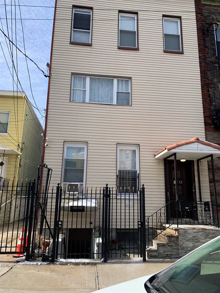 One bedroom apartment in move in condition and tenant occupied. Great Journal Square area close to schools, shopping, transportation and much more.