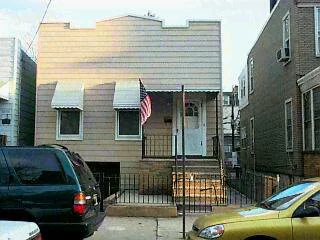 JERSEY CITY HEIGHTS, VERY NICE 1 FAMILY WITH GARAGE & DRIVEWAY, 2BR LR DR 1 BATH, BSMT TO BE FINISHED VACANT READY TO MOVE IN W/BEAUTIFUL YARD TO SHOW CALL LO FOR KEYS AS CALL LA/201-679-7536 AS FURTHER INFORMATION