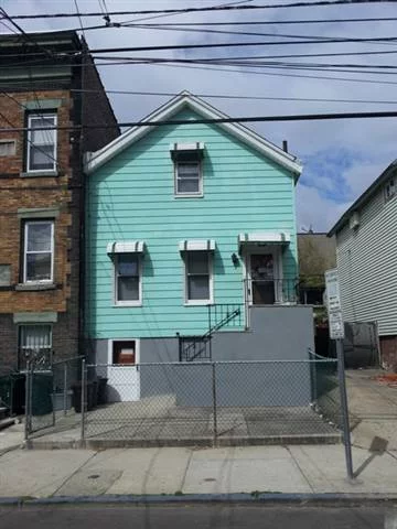 Single family for sale, great location, low taxes, affordable! Make this house your new home. Close to Light Rail, NYC buses, schools, park, shopping, and easy access to major highways. A must see!