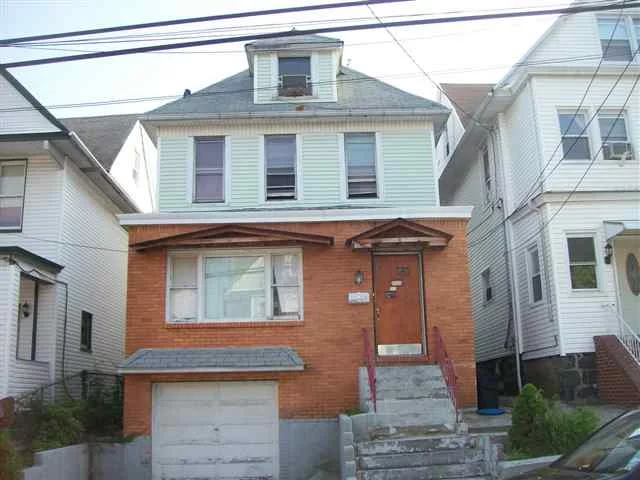 ONE FAMILY/DETTACH/ ONE CAR GARAGE, IN GREAT UPPER NORTH BERGEN AREA. NEED REHAB WALKING DISTANCE TO ALL MAJOR TRANS AND SHOPPING.