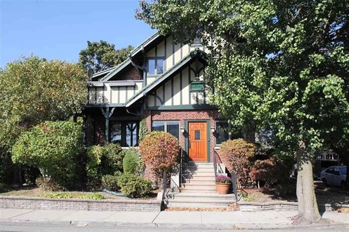 1F Brick/Stucco Corner Property w/ NYC views in King Bluff. Many upgrades, 9.5 ft ceiling, nat light, beautiful wood trim, 4 BRs, 4 full BAs, 2 zone A/C & heat. Heat sun rm, covered outside porch, HWF's, terracotta hallway, 2 fireplaces, library w/ built in cabinetry, bookshelves. Mahogany Panelled DR w/ French doors, window seats, Chef's eat-in kit, recessed lighting. Granite counter tops, 4 burner gas stove, double oven, SS fridge, microwave, DW, MBR suite, media room, 1 car garage, MBR suite deck, yard
