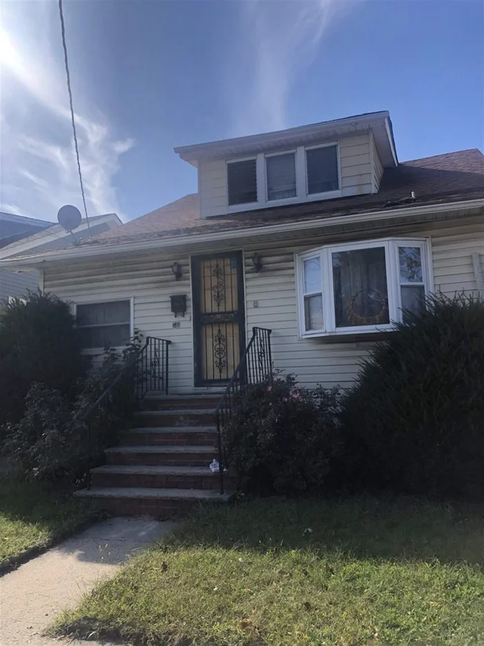 Nice 3 bed/2 bath house on quiet street in Hillside. House needs TLC. Cash or 203k buyers only. Short sale. Sold as is. Subject to bank approval.