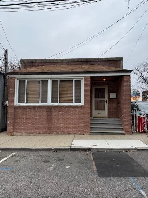 Welcome to this 1 family home with 3 beds 2 baths large yard, laundry . Close to NYC.