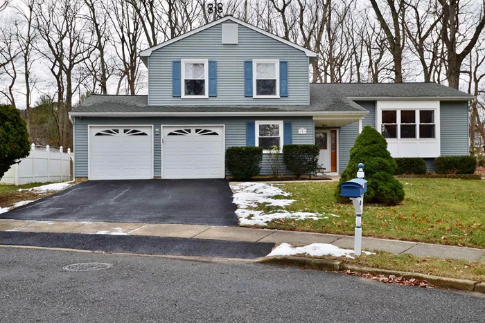 Welcome to Glen Arden!!! Don't miss out on this beautiful split level home located in a great cul-de-sac neighborhood in Howell, NJ. Complete with endless amenities, ample space, and the convenience of multiple shopping and dining options at close proximity. This home is sure to please!