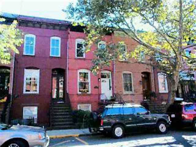 LISTING AGENT MUST ACCOMPANY ALL SHOWINGS. CHARMING BRICK ROW HOUSE ON UPTOWN TREE LINED STREET. BEAUTIFULLY RENOVATED VICTORIA HOME WITH 2/3 BED ROOMS, TWO FULL BTAHS, HIGH CEILINGS, PINE FLOORS, MANTELS, WBFP, SKYLIGHTS SPACIOUS KITCHEN. LARGE DECK BRIGHT LANDSCAPED GARDEN. CLOSE TO FERRY.