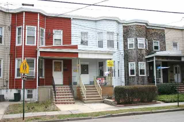 VERY CHARMING 1 FAMILY HOME IN MINT CONDITION. NEXT DOOR TO LIGHT RAIL. STEP'S FROM BAYONNE'S CENTER OF TOWN AND ALSO FROM NEW GOLF COURSE. NICE DECK WITH POOL AND PATIO. MAGNIFICENT VIEW OF NEW YORK!