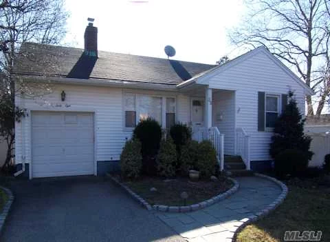 Cozy Ranch With Desirable Syosset Schools. Convenient To All Parkways, Shopping & Houses Of Worship. 3Brs, 2Full Baths With Bonus Room Over Garage. Cac, Igs, Full Finished Basement. Lr W/Woodburning Fireplace Complete This Lovely Home.