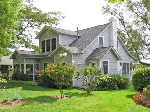 Picket Fence Welcomes You To This Enchanting Cottage As Featured In Cottage Living Magazine. Ensuite Master Has Tranquil Views Over Water. Spa-Like Bath. Window Seat In Library. The Lawn Of The Yard Rolls From The Rear Deck Down To The Waters Edge. Perfect For Kayaking, Sailing Or Sunsets On The Pond. Convenient To Greenport And Southold Town. Consistently Top Ranked!