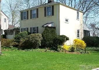 Charming Stucco 3Br 1.5Bth Colonial In The Exclusive Neighborhood Of West Park, Roslyn Heights. Sd#9. Move-In-Cond & Ready To Be Sold! Full Bsmnt, Garage