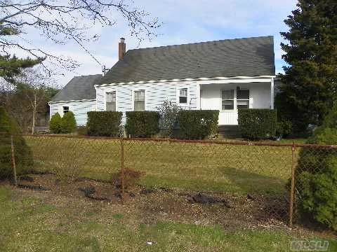 Great Sq.Ftg.In This 3/4Br Expanded Cape On Oversized Lot In South Islip!Huge Flr W/Fpl, Hdwd Floors Throughout, 4 Season Room Off Kit., Great For Entertaining.Tons Of Possibilities & Potential.Star=$11, 493.43!