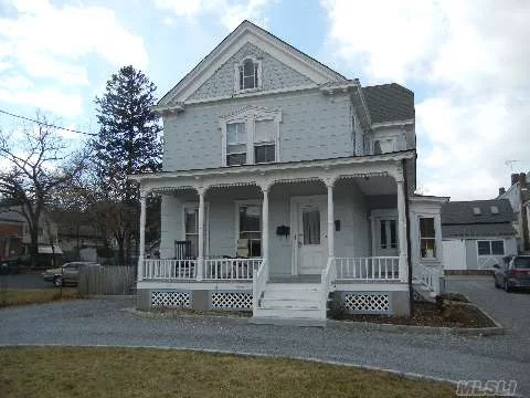 Lovely Apartment In Town, High Ceilings, Large Rooms.