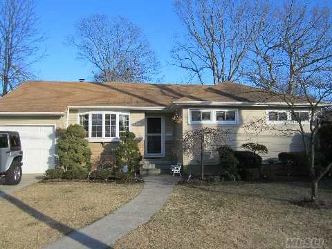 Updated, Pretty Sprawling Ranch On Oversized Property In The Heart Of The Park! Natural Cherry Kit W/Ss Appl, 2 New Baths, Newer Windows/Siding/Roof, 200 Amp Elec/Brazilian Wood Floors In Den/Br. Big Finished Basement & New Fence/New Trex Deck/2 Sets Of Sliders To Yard.Near Preserve, Lirr & Shopping.Sd#23