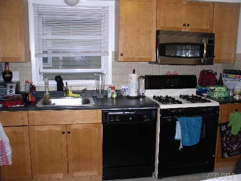 Rennovated Duplex In Semi-Detached 2 Family House With 2 Car Driveway And Washer/Dryer