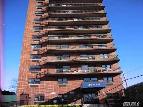 In Great Condition One Bedroom With Hardwood Floors, Eat-In-Kitchen And A Huge Balcony With Manhattan View. Includes A Washer And Dryer In The Apartment. Close To Train Stations And Bus Stops.