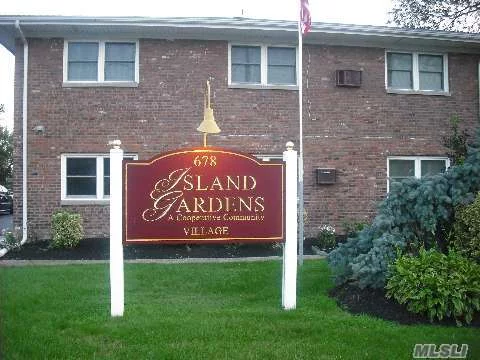 Diamond Lg. 2 Br End Unit On 1st Fl. New Eik, W/Ss Appliances, Granite Counters, Mbr W/Wic, Lg. 2nd Br, Updated Fbth, Patio, Patio, Hw Floors, 2 Parking Spots, Crown Molding. Walk To Town And Lirr.