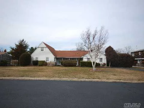 Large Waterfront Farm Ranch In Oak Neck Assoc.Home Features Formal Living Room, Formal Dining Room, Eik Open To Family Room W/Fp, Sunroom, First Floor Master, Cac, Igp, 2 Car Attached Garage And 125&rsquo; Of Bulkheading.