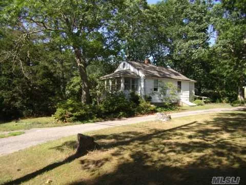 Cute Cottage For Summer Or Year-Round Living. Community Bay Beach Less Than 900 Yds From Your Door. Low Taxes.