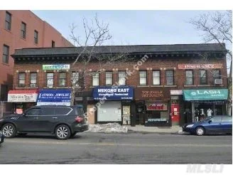 Great Storefront Space Located In The Heart Of Bayside, 1050Sqft Of Space.