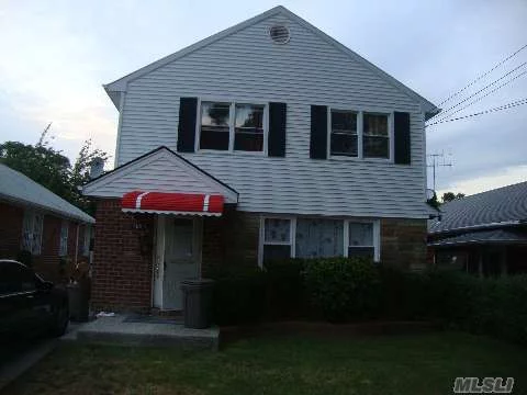 Renovated, Bright, Quiet 2 Br With Living Room And Eik. One Full Bath. Wood Floors.Close To All.