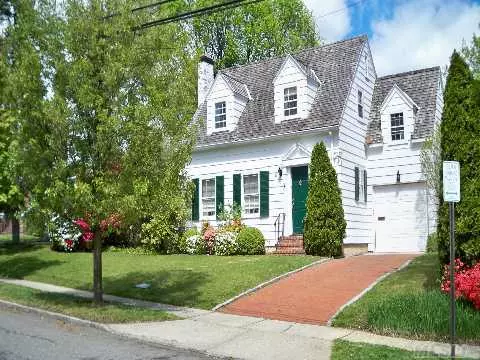 Charming 3 Bedroom Colonial Convenient To Lirr And Plandome Road Shopping. Shelter Rock Elementary School