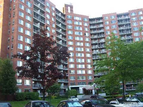 Deluxe Coop Bldg, Jr. 4, Large Lr/Dr, Eik W/Window, Lg. Br, Den Or 2nd Br, Bath Dble Terrace. Waterview, Doorman, Pool, Gym. Close To Lirr, Exp Bus, Parkways, Shopping