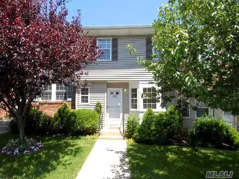 Priced To Sell!Spacious 3 Br, 2.5 Bth Birch Unit In Woodland Ponds Located In The Award Winning Syosset School District! Home Has Eik W/Bay Window, Formal Dr, Large Lr W/Frplc & Sliders To Patio, Master Suite W/Wic & Bth, 2 Addt&rsquo;l Br&rsquo;s & Full Bth. The Opportunity To Design And Renovate Your New Home Awaits! Wonderful Opportunity!