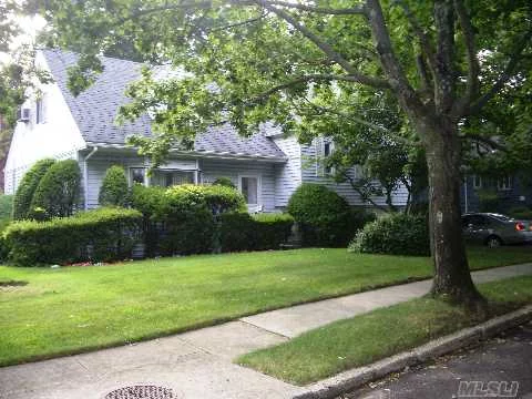 Lovely Split Level Home In Sd #14, Cac, Igs, Alarm, Lush Property, Quiet Residential Street.