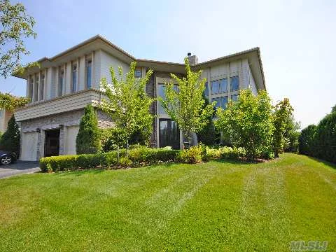 Enjoy The Privacy Of This Stunning Gated Community Of Hamlet Estates. Set In The Perfect Location, This Residence Features Hardwood Floors, High Ceilings, Walls Of Glass, Open Floor Plan, A Luxurious Master Suite And All Bedrooms Are Ensuite. Take Advantage Of The Clubhouse And Gym, Community Swimming Pool And Tennis Court, And 24 Hr Security.