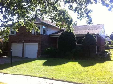 Great Split Level Home!3 Bedroom And 3 Bths , Hardwood Floors, New Windows, New Washer And Dryer. Bright And Clean !