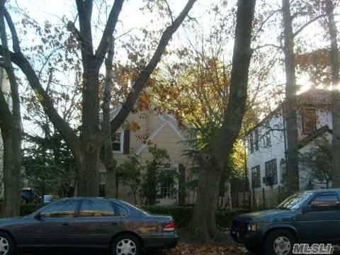 Beautiful Detached Home In The Heart Of Briarwood. The First Floor Starts Out With A Foyer That Leads To A Living Room, Dining Area, An Eat In Kitchen And A Half Bath. All Three Bedrooms Are On The Second Floor With A Full Bath. The Basement Is Fully Finished, Has A Family Room And Utility Room.