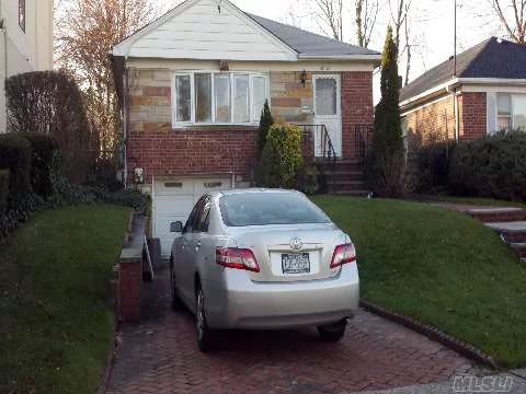 Lovely North Bayside Ranch House With A Large Backyard.